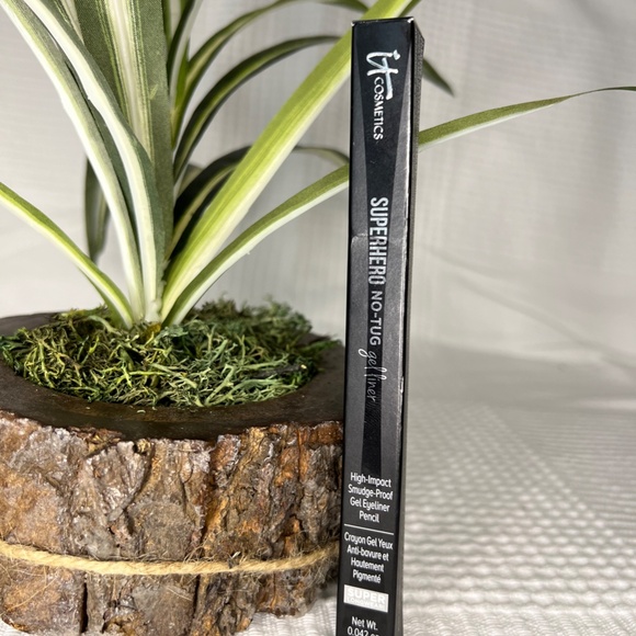 It Cosmetics Superhero No-Tug Sharpenable Gel Eyeliner, Magical State - Picture 5 of 8